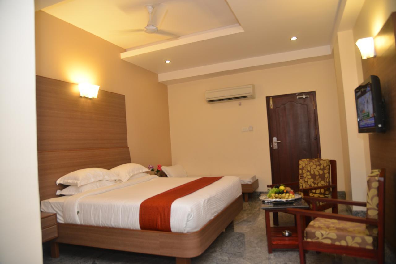 Sri Balaji Hotels Tiruchengodu Exterior foto